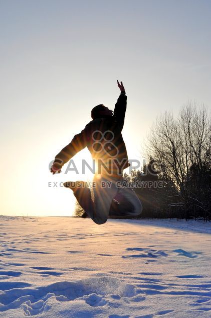 Happy man jumping on snow - Kostenloses image #346605