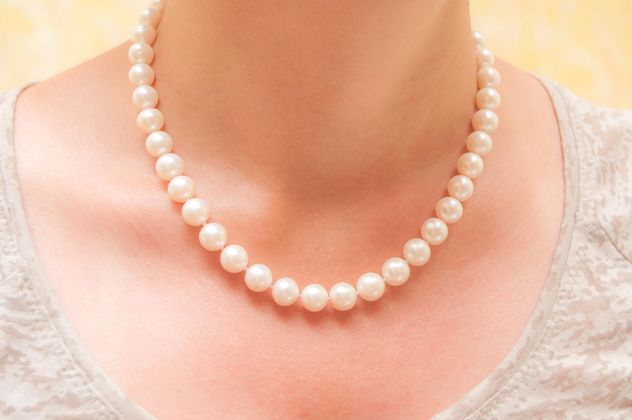 Closeup of female neck in pearl necklace - image #346635 gratis
