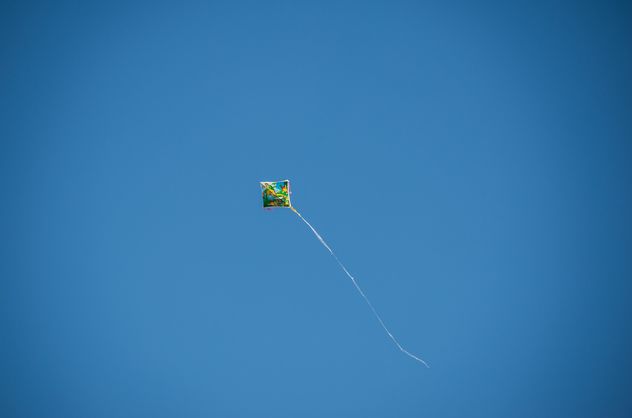 Kite fly in clear blue sky - image #347215 gratis