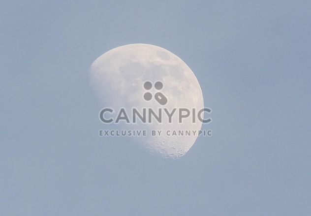 Half moon in blue sky - Kostenloses image #347225