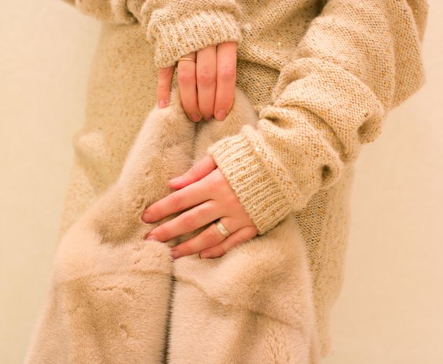 Fur coat in female hands clsoeup - Kostenloses image #347955