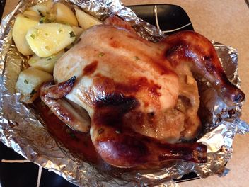 Chicken baked with honey and potatoes - image #348365 gratis