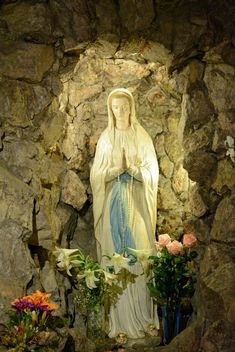 Virgin Mary statue and flowers - image gratuit #348415 