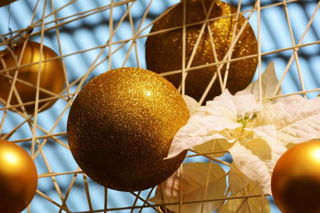 Gold Christmas decorations closeup - image gratuit #348435 
