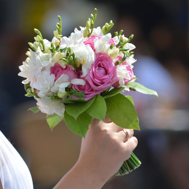 Wedding bouquet in bride's hand - бесплатный image #348575