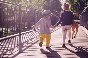 Kids running across the bridge - image #390855 gratis