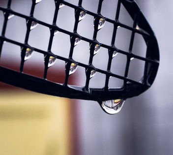 The reflection of my barn in a the drops. - image gratuit #427405 