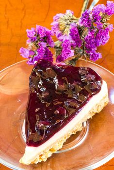 Blueberry pie and purple flowers - image #428775 gratis