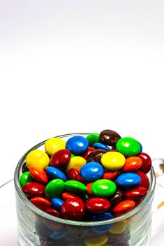 A cup of multi color chocolate candy - image gratuit #439045 