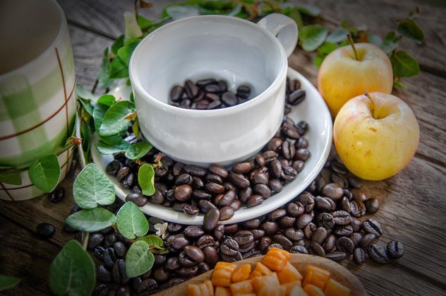 Tableware, coffee beans and apples - image gratuit #452405 