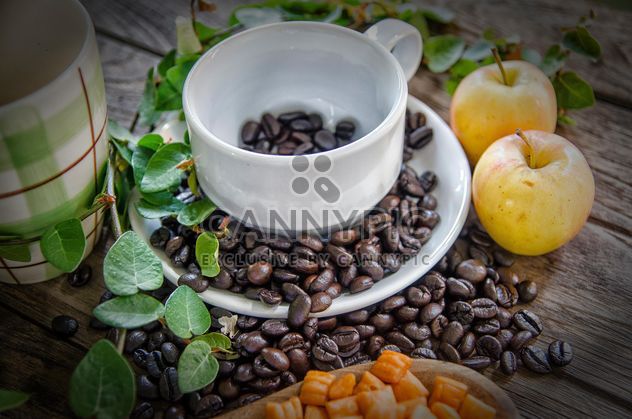 Tableware, coffee beans and apples - image gratuit #452405 