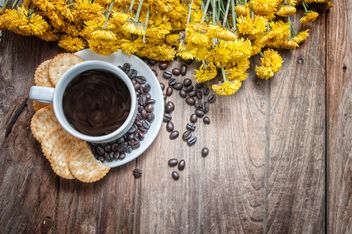 Cup of coffee with crackers, coffee beans and flowers - image #452435 gratis