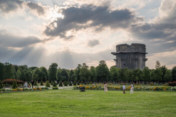 People in Augarten park, Vienna. Flak tower in the background - image gratuit #482585 