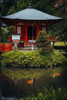 Shrine over a pond - бесплатный image #499895