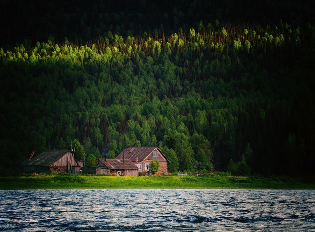 Beautiful landscape with lake and houses in the forest - бесплатный image #136225