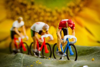 Miniature cyclists on green leaf - image #136365 gratis