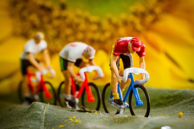 Miniature cyclists on green leaf - Kostenloses image #136365