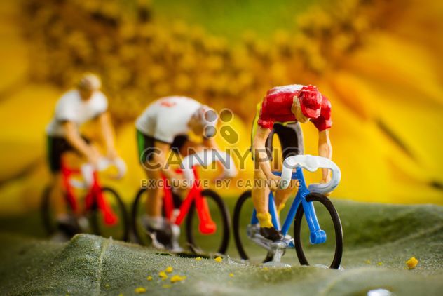 Miniature cyclists on green leaf - бесплатный image #136365