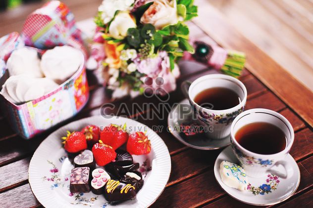 Tea and chocolate candies - image #136395 gratis