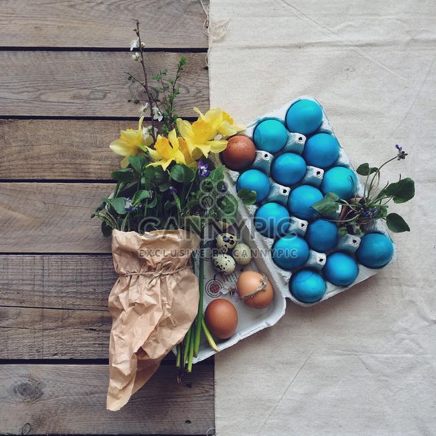 Easter eggs and flowers - image #136525 gratis