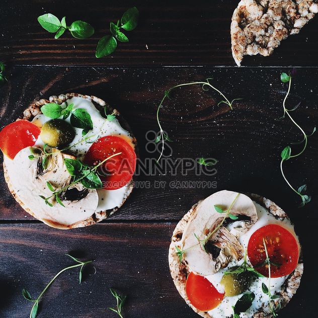 Sandwiches with rice cakes, eggs and vegetables - бесплатный image #136575