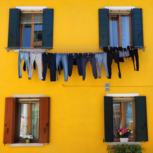 Clothes drying outside of house - Kostenloses image #136695