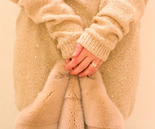 Fur coat in female hands clsoeup - image gratuit #182545 
