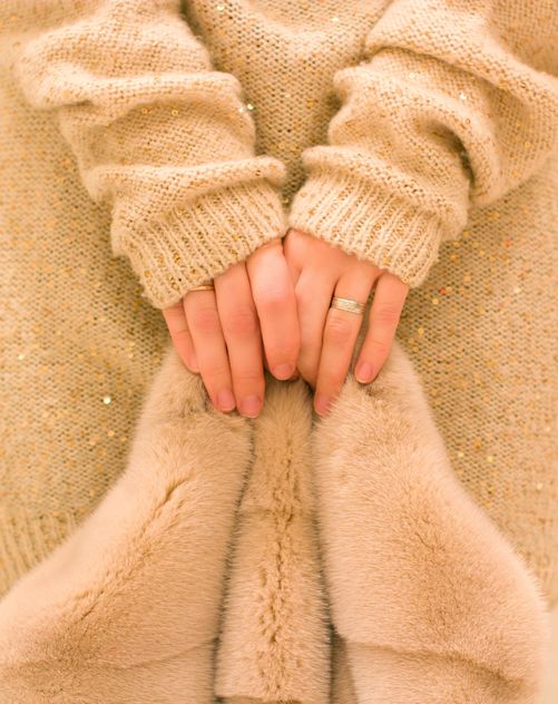 Female hands holding fur coat - image #182565 gratis