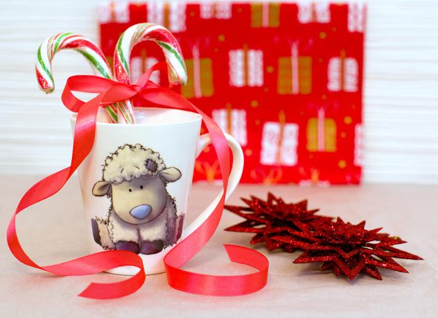 Christmas decorations and candies in cup - image #182605 gratis