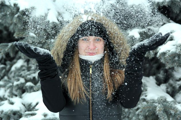 Portrait of woman in winter park - Free image #182635