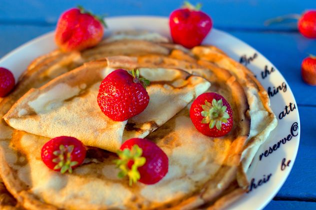 Pancakes with strawberries in plate - бесплатный image #182685