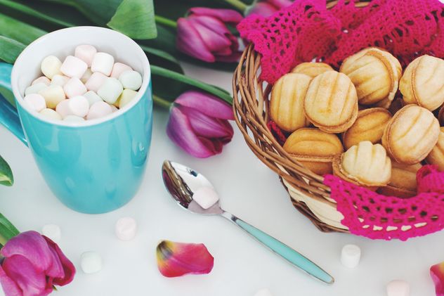 Cookies, marshmallows and tulips - image gratuit #182695 