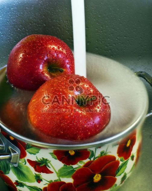 Apples under water jet - бесплатный image #182725