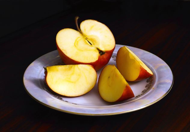 Sliced apple in plate - бесплатный image #182765