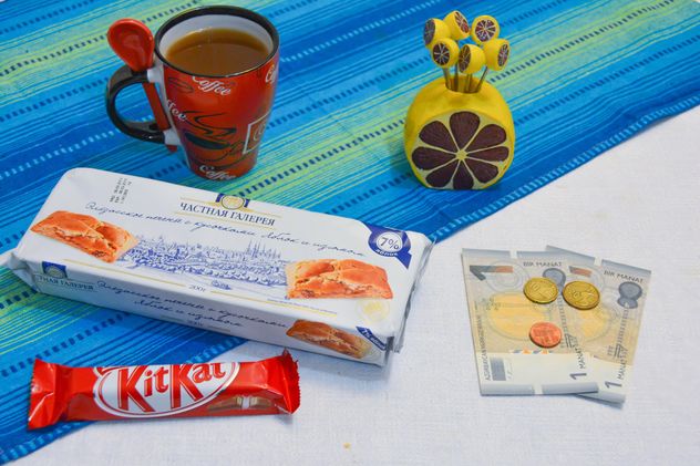 Cookies, chocolate, cup of coffee and money - Kostenloses image #182805