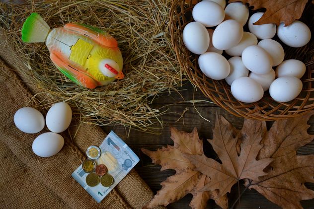 Eggs and chicken toy on the table - image gratuit #182815 