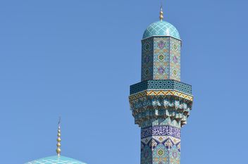 Tower of mosque against blue sky - image #182865 gratis