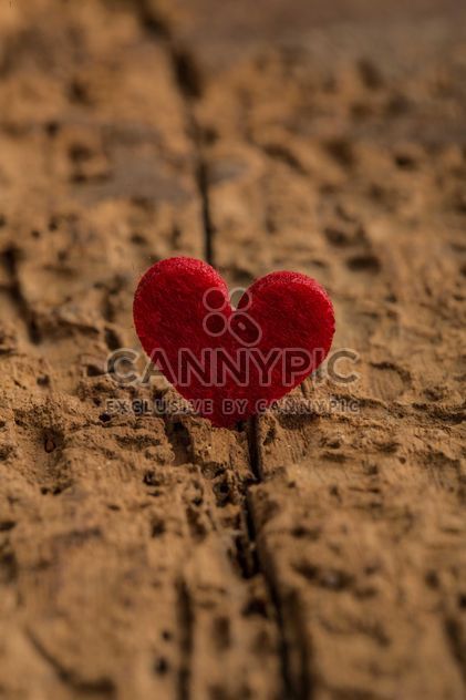 Red heart on wood - image #182985 gratis