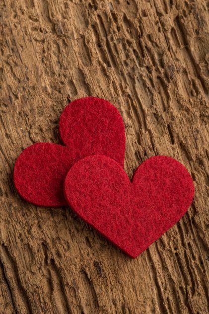 Red hearts on wood - image #183015 gratis