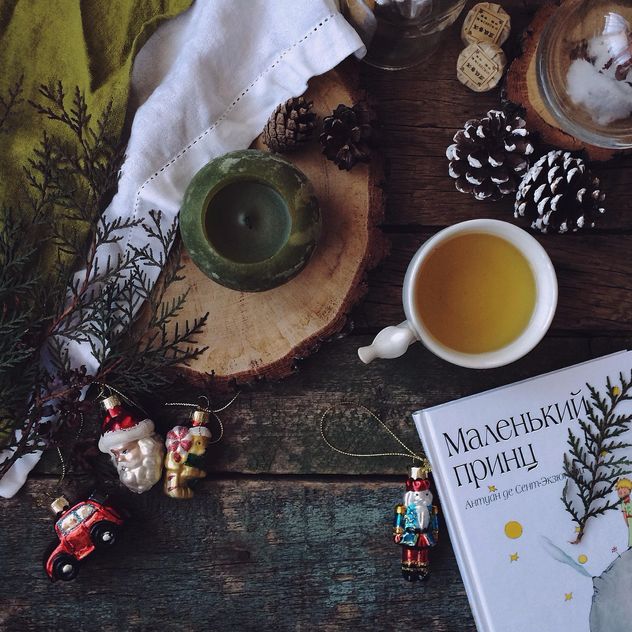 Cup of tea, book and Christmas decorations - Kostenloses image #183855