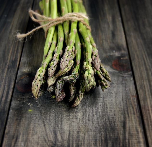 green asparagus on a wooden table - image gratuit #183915 
