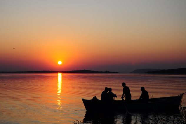silhouettes of fishermen on lake - image #185775 gratis