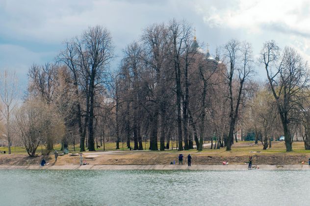 People on shore of lake in spring - бесплатный image #186065
