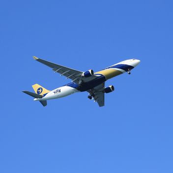 Airplane on background of sky - бесплатный image #186635