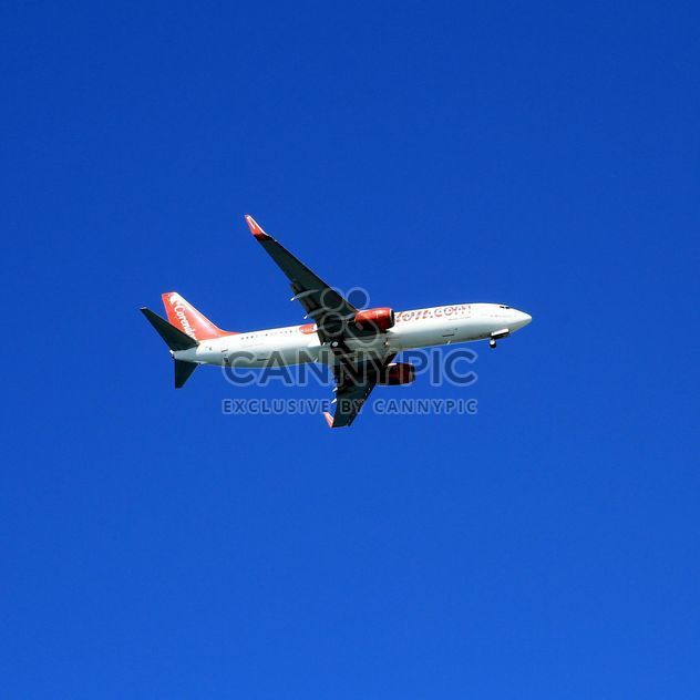 Airplane on background of sky - image #186645 gratis