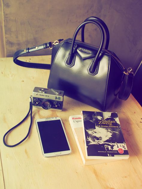 Vintage camera, smartphone and books - Kostenloses image #186965