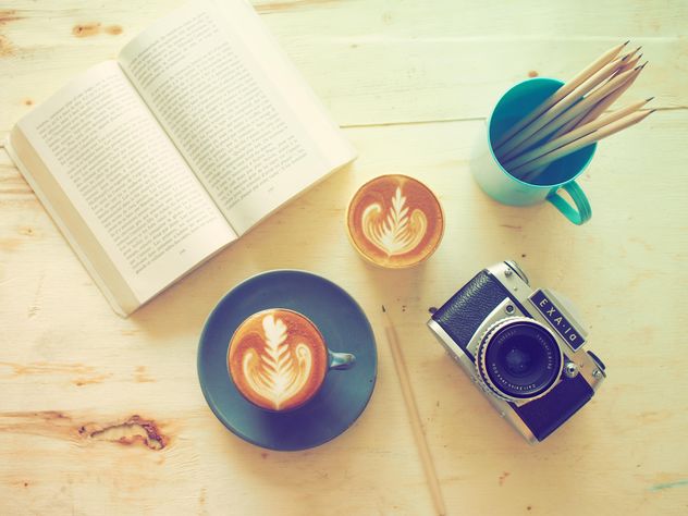Coffee and classic camera - image gratuit #186975 