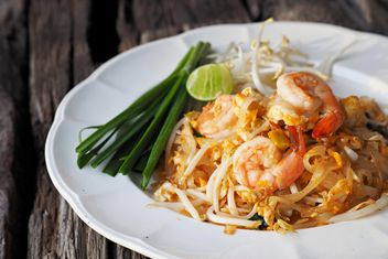 Thai noodle in the plate - бесплатный image #186995