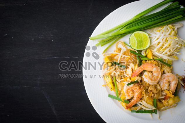 Noodle with shrimps in plate on black background - image #187025 gratis