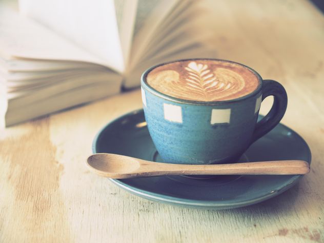 Coffee latte art and open book on wooden table - Kostenloses image #187075